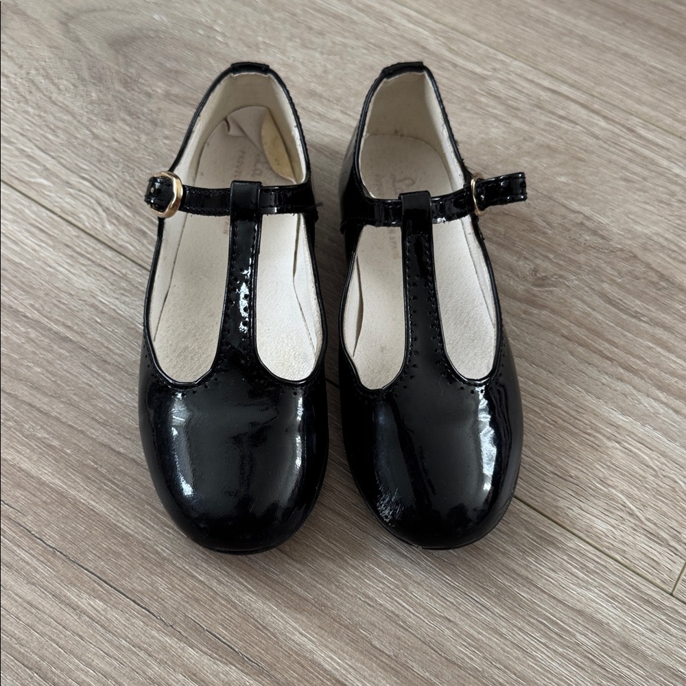 La coqueta T strap patent leather shoes